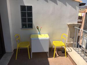 a small table and two chairs on a balcony at Palazzo Sum Avola in Avola