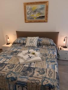 a bedroom with a bed with two towels on it at Alex Room in Manarola