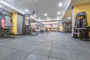 einen Fitnessraum mit Laufbändern und Maschinen in einem Zimmer in der Unterkunft Heybeli Hotel in Mudanya