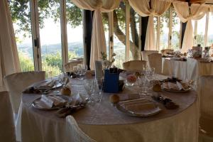 a table with glasses and napkins on top of it at Country House La Lungavita in San Terenziano