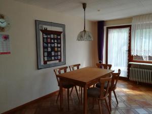 a dining room with a wooden table and chairs at Ferienwohnung Harms in Hitzacker