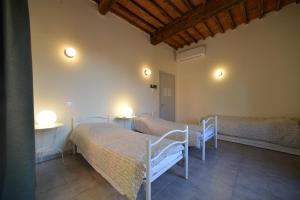 a bedroom with a bed and two lamps at Ostello Palazzo Nizza in Massa