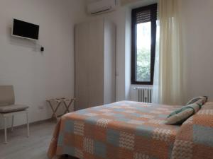 レッチェにあるRosa del Salentoのベッドルーム(ベッド1台、窓、テレビ付)