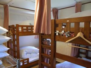 מיטה או מיטות קומותיים בחדר ב-Guesthouse Tamura