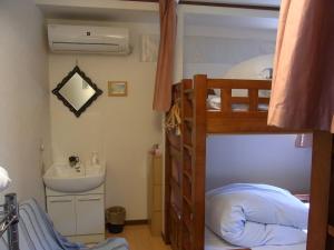 מיטה או מיטות קומותיים בחדר ב-Guesthouse Tamura