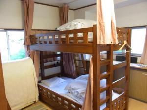 Guesthouse Tamura في نارا: سريرين بطابقين في غرفة