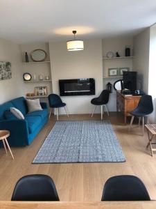 MercureyにあるLa Maison du Grand Fourの青いソファと椅子のあるリビングルーム