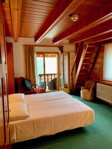 Postel nebo postele na pokoji v ubytování Hôtel Ecureuil Villars