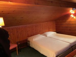 Voodi või voodid majutusasutuse Hôtel Ecureuil Villars toas