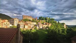 une ville au sommet d'une colline avec des maisons dans l'établissement La Vieille Auberge, à Saint-Privat-dʼAllier