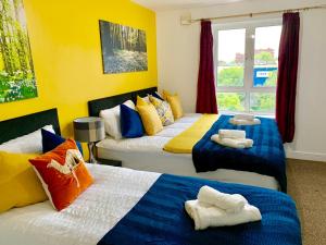 Un pat sau paturi într-o cameră la 2 Bedrooms Modern Apartment, Lounge, Full Kitchen, Balcony, 5 minutes Stratford Station