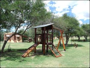 un parco giochi in legno con scivolo di Complejo de Cabañas Tierra Nuestra a Mina Clavero