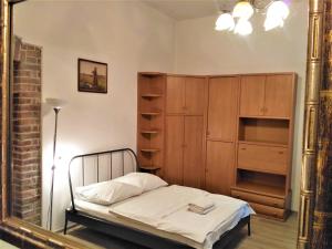 1 dormitorio con cama y espejo en Old Town Krakow Studios, en Cracovia