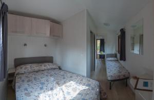 カポリーヴェリにあるCamping Laconaのベッドルーム1室(ベッド1台、椅子付)