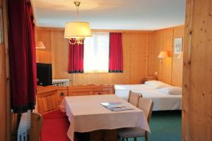 TV a/nebo společenská místnost v ubytování Hôtel Ecureuil Villars
