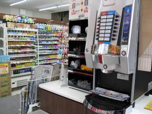 Una máquina está en un mostrador en una tienda en Hotel Oaks Early-Bird Osaka Morinomiya/ Vacation STAY 28791 en Osaka