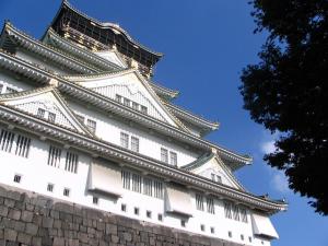 大阪市にあるHotel Oaks Early-Bird Osaka Morinomiya/ Vacation STAY 28787の高塔のある白い大きな建物