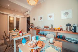 ein Esszimmer mit einem Tisch, auf dem Essen steht in der Unterkunft A'Coffa Rooms in Taormina