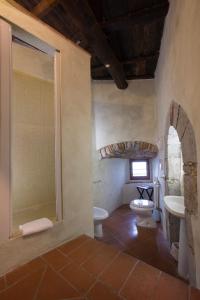 A bathroom at Rocca Di Castagnoli