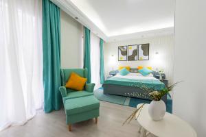 1 dormitorio con 1 cama, 1 sofá y 1 silla en Relax Comfort Suites Hotel, en Bucarest