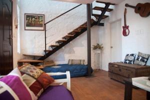 sala de estar con sofá azul y escalera en Excelente ubicación. Casa de diseño vintage, en Montevideo