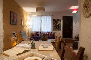 cocina y sala de estar con mesa y sillas en Excelente ubicación. Casa de diseño vintage, en Montevideo