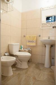 a bathroom with a toilet and a sink at Excelente ubicación. Casa de diseño vintage in Montevideo