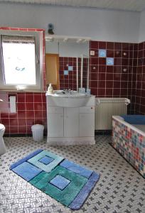 ein Badezimmer mit einem Waschbecken, einem WC und einem Spiegel in der Unterkunft Ferienwohnung Gerharz in Hillscheid