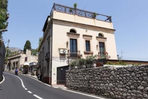 タオルミーナにあるCasa indipendente Terra mia taorminaの石壁の通り側の建物