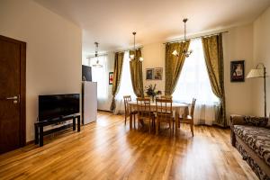 Una sala de estar con una mesa y un comedor. en Concert Hall, en Liepāja
