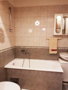 La salle de bains est pourvue d'une baignoire, de toilettes et d'un lavabo. dans l'établissement Apartment Ante, à Split