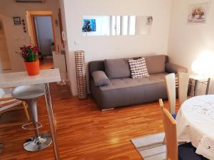 - un salon avec un canapé et une table dans l'établissement Apartment Ante, à Split