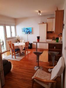 Il comprend une cuisine et un salon avec une table et des chaises. dans l'établissement Apartment Ante, à Split