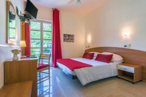een slaapkamer met een bed, een bureau en een raam bij Hotel Ca' De Berna in Balestrino