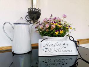 um balde de flores sentado em cima de um liquidificador em Ferienhaus vom Bahratal em Hausen