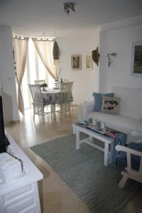 カルプにあるPrimera Linea de Playa con Garajeのリビングルーム(白いソファ、テーブル付)