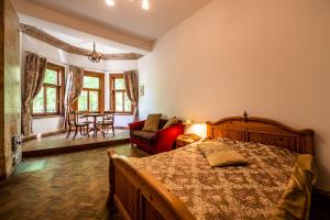 sypialnia z łóżkiem i salon w obiekcie Villa Apartments by the sea w mieście Lipawa