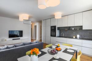 Kuchyň nebo kuchyňský kout v ubytování Luxury Apartment La Mer