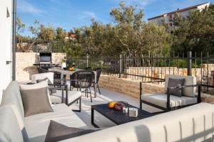 Luxury Apartment La Mer في مورتير: فناء مع أريكة وكراسي وطاولة