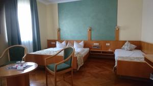Postel nebo postele na pokoji v ubytování Traditionsgasthof Grüner Baum