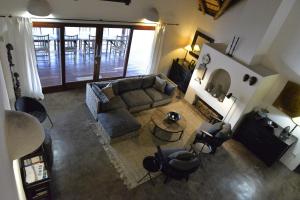 - un salon avec un canapé et une table dans l'établissement Wildlife Estate House With Mountain Views & 12-Meter Pool, à Hoedspruit
