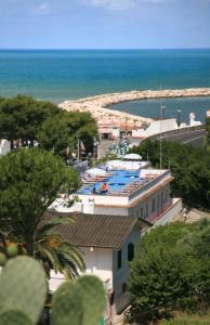 Blick auf ein Gebäude mit Pool und Meer in der Unterkunft B&B Ala Marina in Peschici