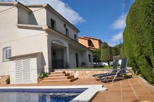 巴拉輪的住宿－Tenis Roda de Bara，一座带游泳池和房子的别墅