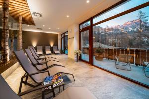 Pokój z krzesłami i widokiem na góry w obiekcie Hotel Columbia & Spa w mieście Cortina dʼAmpezzo