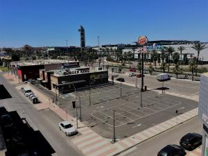 a parking lot with a tennis court in front of a building at Las Salinas in Roquetas de Mar