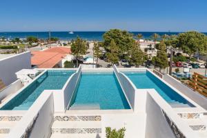 Výhľad na bazén v ubytovaní Mylos Luxury Escape alebo v jeho blízkosti