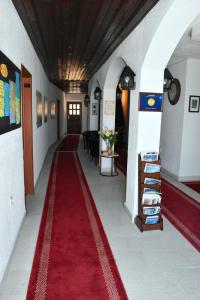 alfombra roja en un pasillo con alfombra roja en Hotel Kulla e Balshajve, en Ulcinj