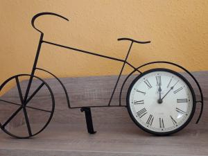 a clock sitting on top of a table at Naturaleza y Golf in San Jorge