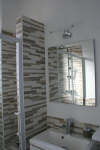 La salle de bains est pourvue d'un lavabo et d'un miroir. dans l'établissement Casa Sclavo, à Tramonti