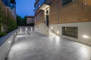 un patio vacío de un edificio con luces encendidas en Aparthotel Sant'Orsola, en Bolonia
